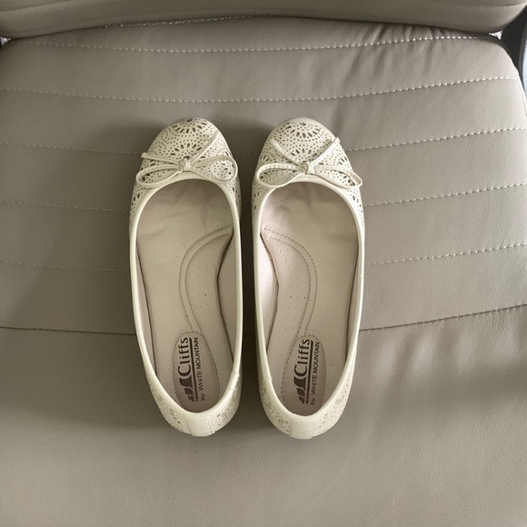 Cream colored fancy flats - Picture 1 of 1